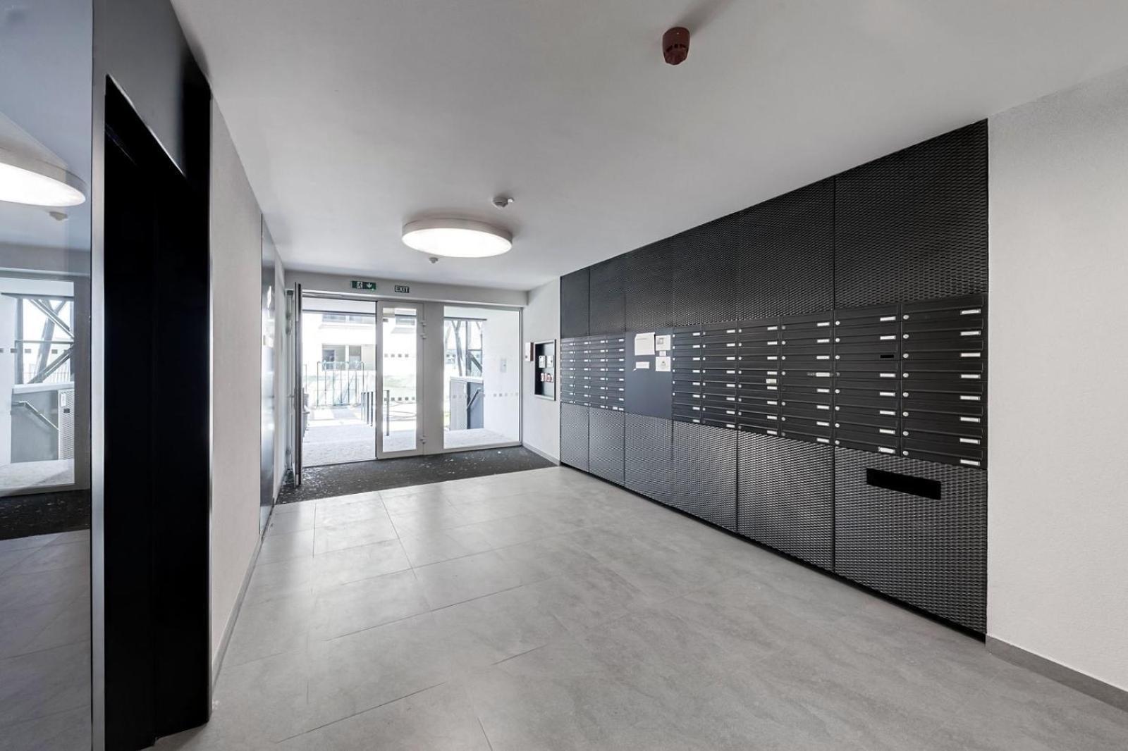 Holesovice Delight: Modern Comfort With A Twist In Prague 7 Экстерьер фото